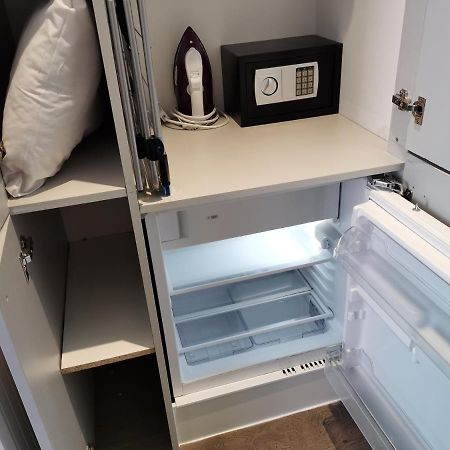 City Prime Apartments London Exterior foto A mini-refrigerator in a hotel room