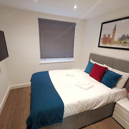 City Prime Apartments London Exterior foto A bedroom in a serviced apartment in London