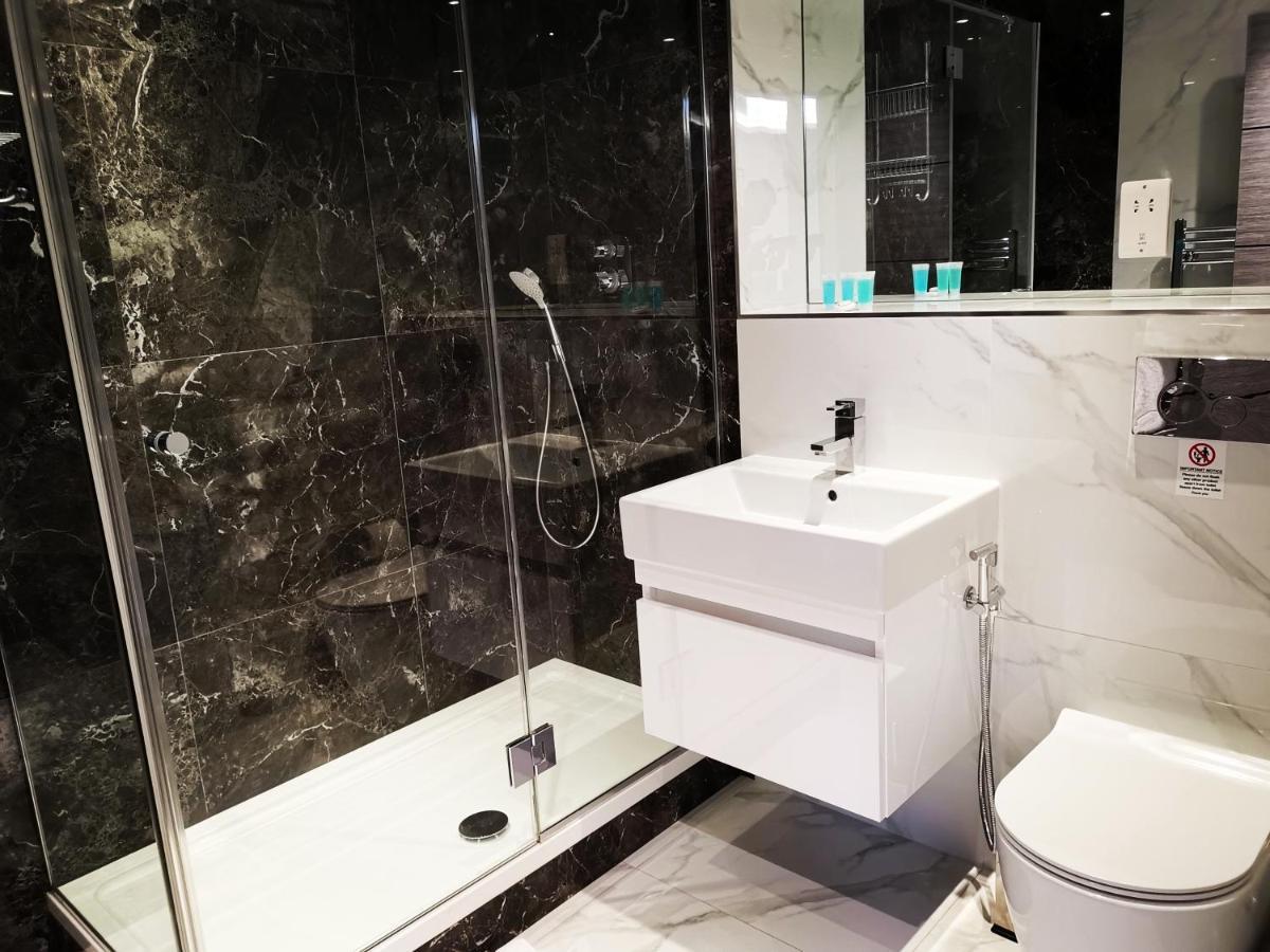 City Prime Apartments London Exterior foto A modern bathroom