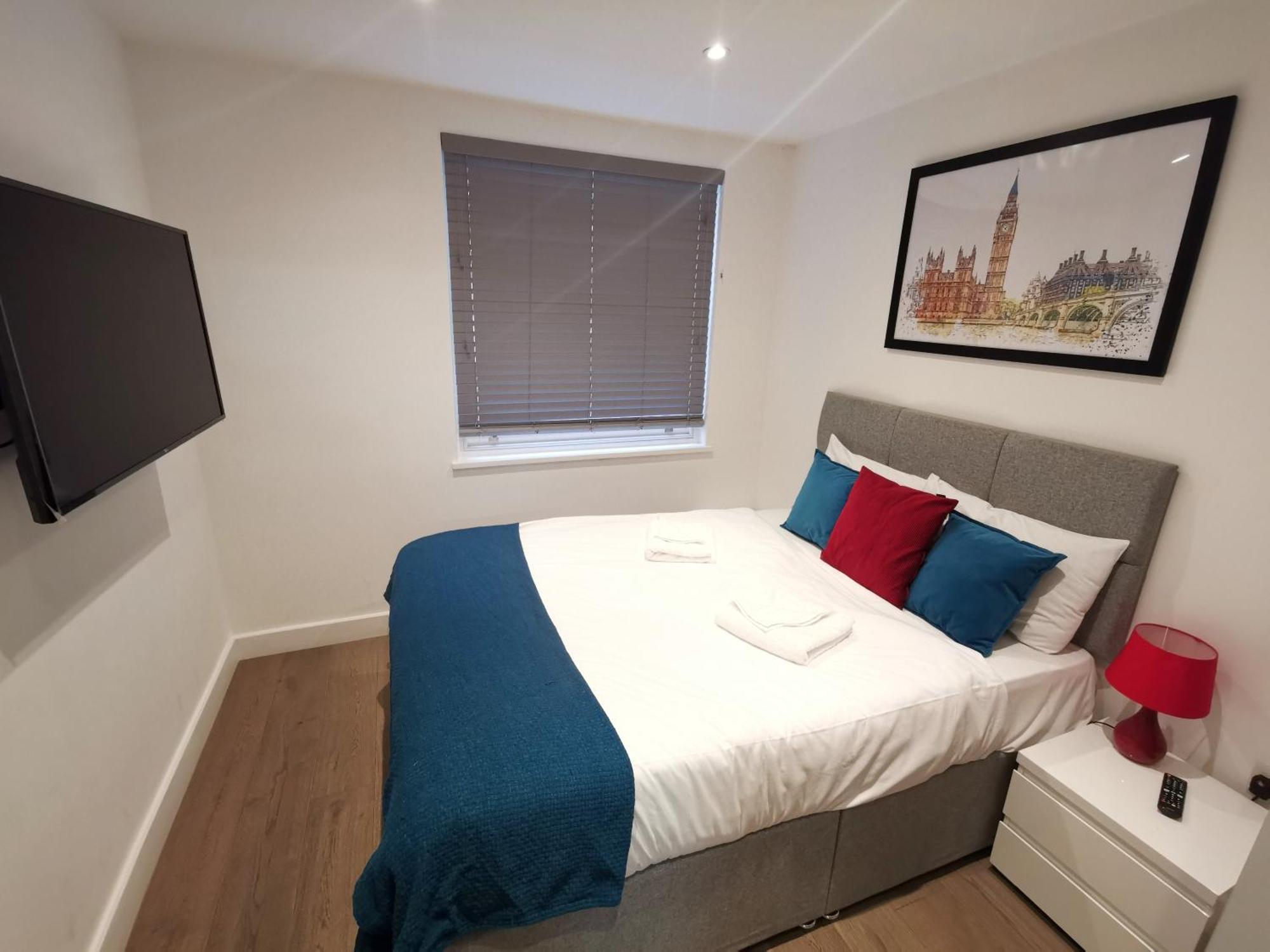 City Prime Apartments London Exterior foto A bedroom in a serviced apartment in London