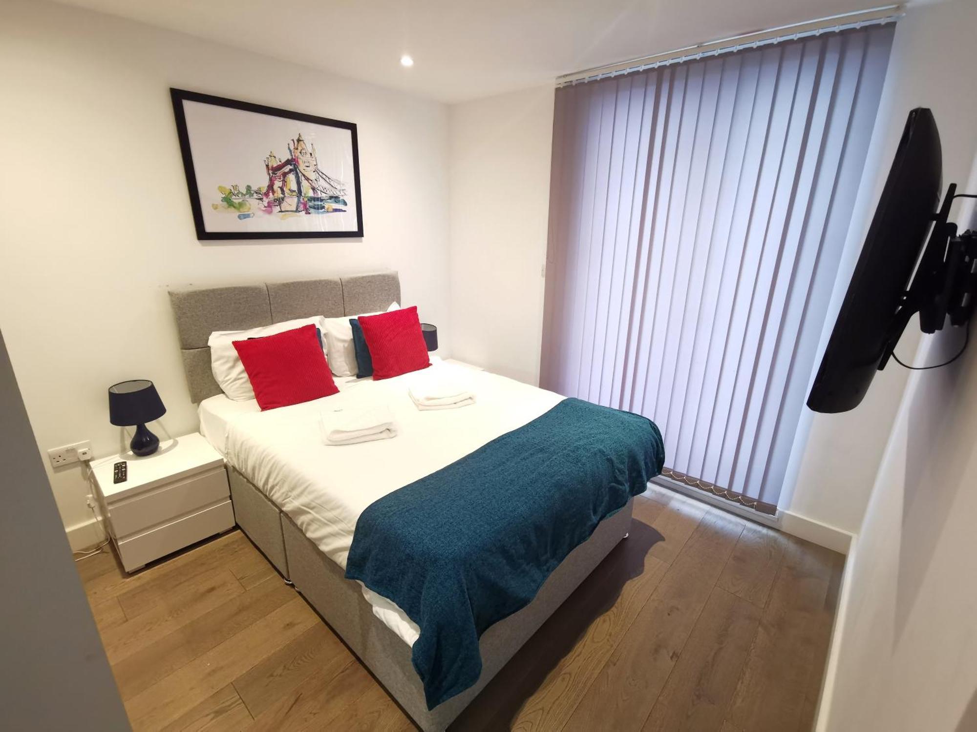 City Prime Apartments London Exterior foto A bedroom in a serviced apartment in London