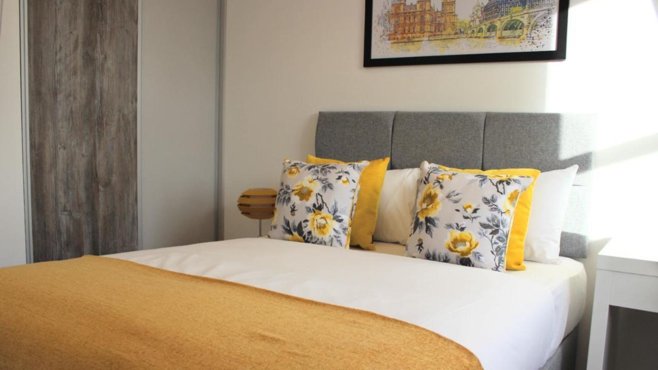 City Prime Apartments London Exterior foto A bed with cushions