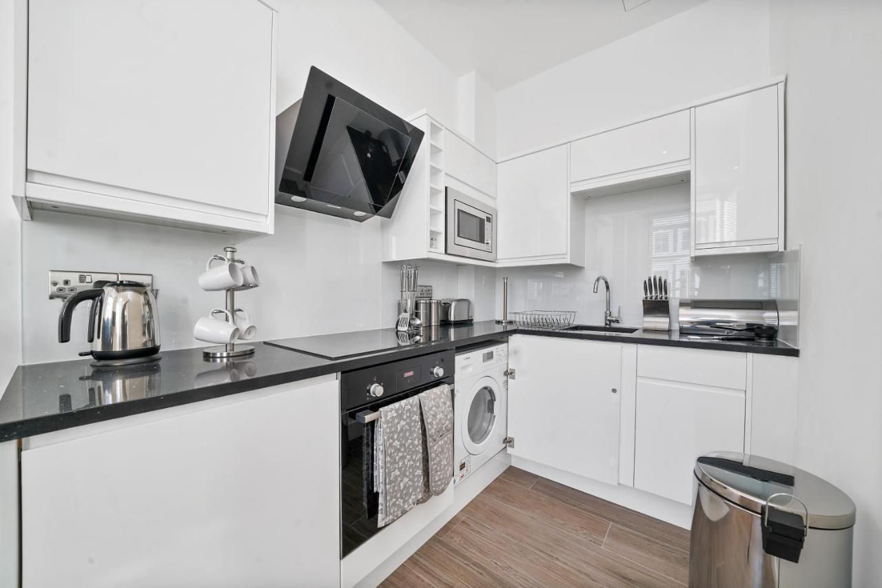 City Prime Apartments London Exterior foto A typical kitchen in a student flat