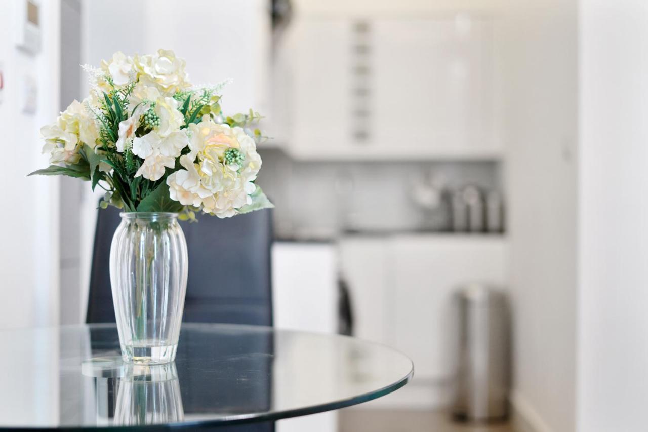 City Prime Apartments London Exterior foto A vase of flowers