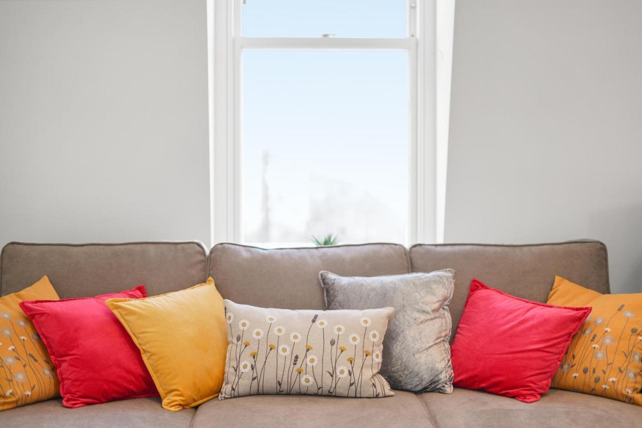 City Prime Apartments London Exterior foto Cushions on a sofa
