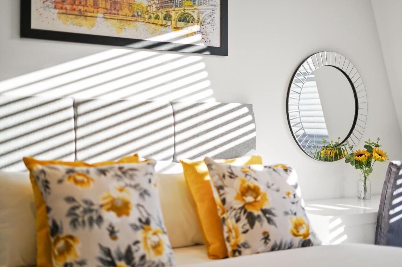 City Prime Apartments London Exterior foto A living room with a sofa and a mirror